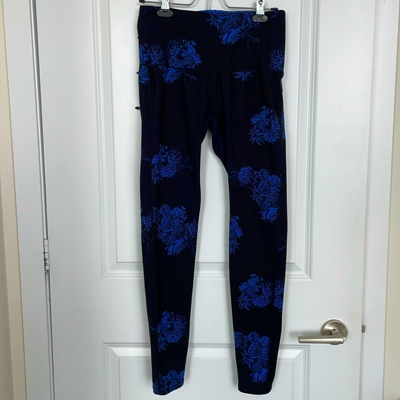 RYU dark blue athletic leggings with blue rose print on front and back Size M. - Picture 1 of 4